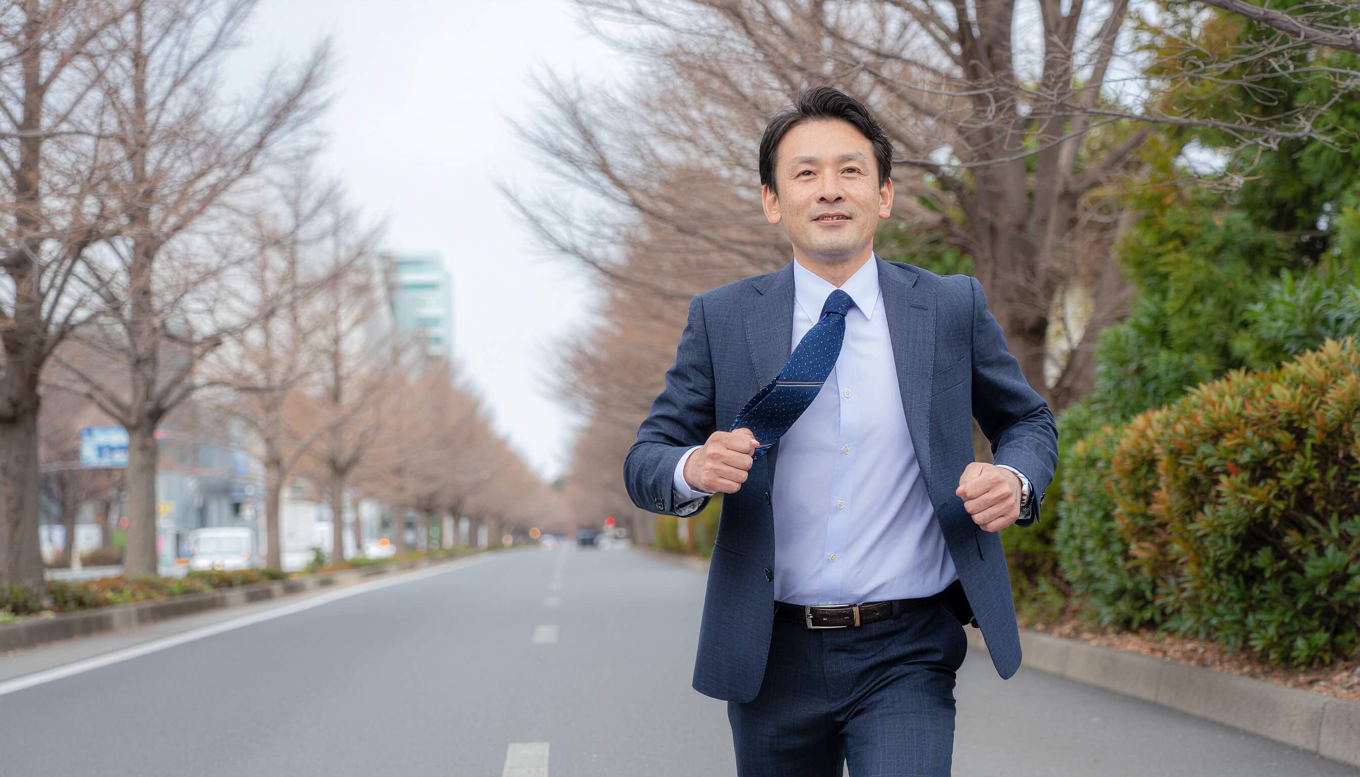 ☆商用フリー写真素材＆登録不要グループで話し合いをする、笑顔の日本人たちの写真の無料画像ビズフォトジャパン