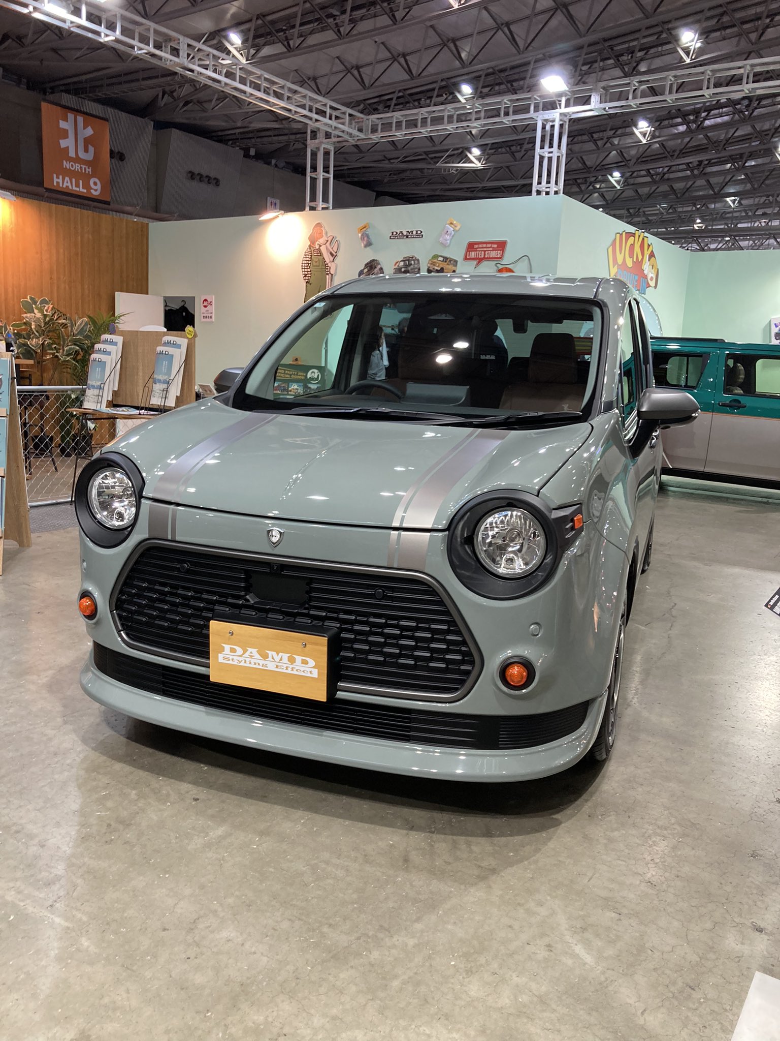 まさかの「レトロ顔WR-V!?」初公開！ 角目2灯“カクカクデザイン”が凄い！ めちゃ可愛い「丸目シエンタ!?」も登場へ！ DAMD が東京オートサロン2025で披露へ くるまのニュース ｄメニューニュース NTTドコモ