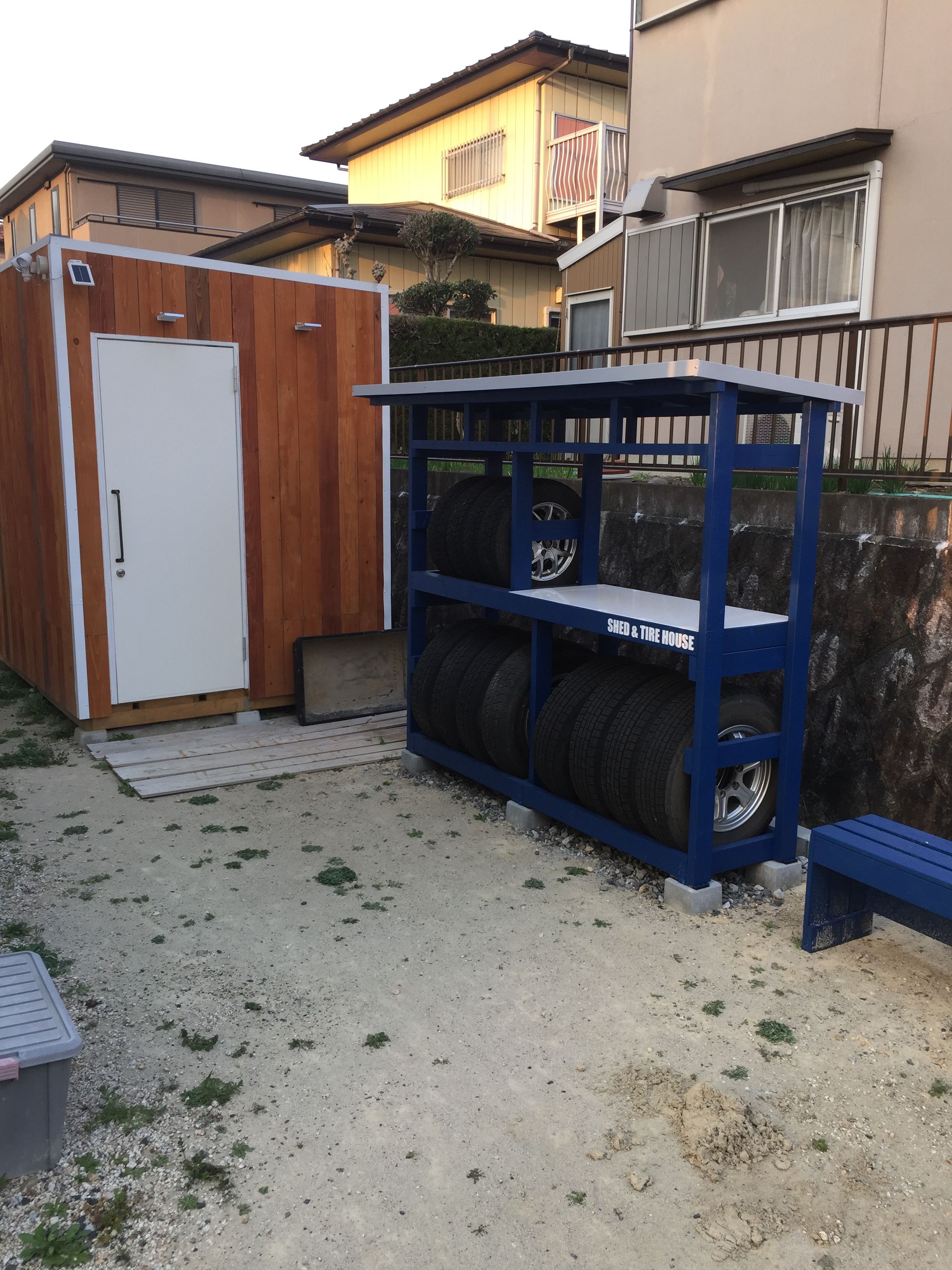 吊り下げタイヤラック@hanamarudiychannel様 弊社の単管パイプジョイントでカーポート内に タイヤラック をDIYされました。YouTube“はなまるDIY”では作り方や、メリットデメリット等も赤裸々にご紹介いただいております。はなまるDIYNTYエヌティワイDIY