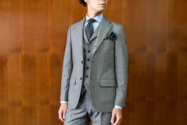 40代のビジネスマンに！ チャコールグレーのスーツを - 東京・表参道のBOTTONE