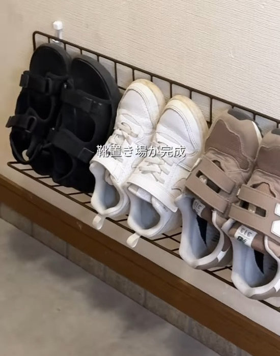 2足しか置けないスペースが、3足おいても余裕に♪その手があったか！ ダイソー 立てる「シューズケース」 - レタスクラブ