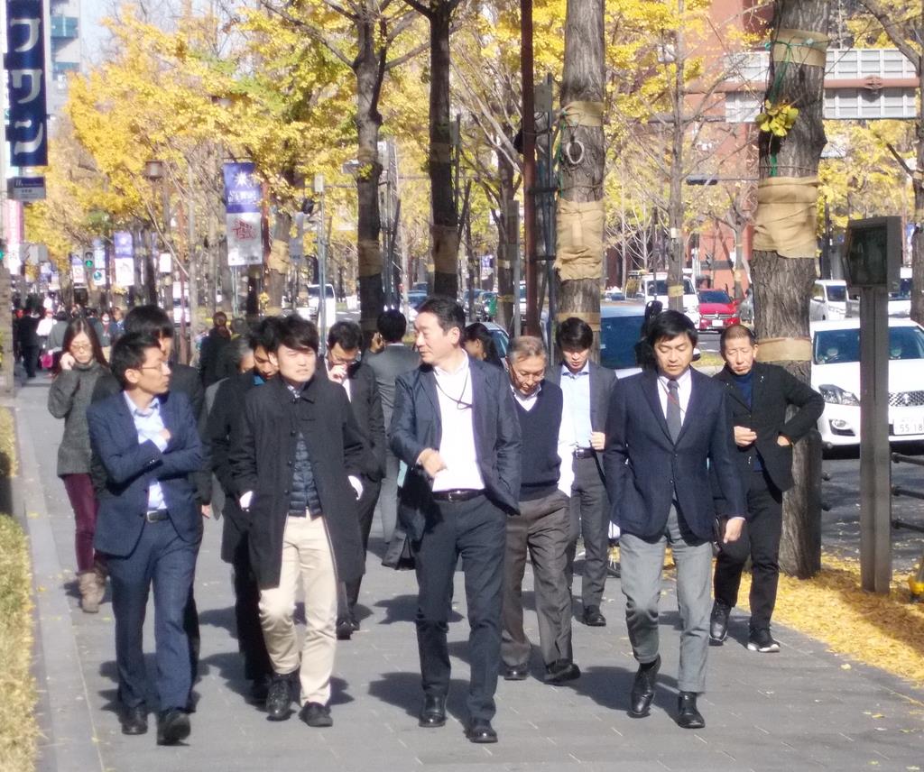 紺スーツ×白シャツノーネクタイスタイルbiz17-18aw_5239