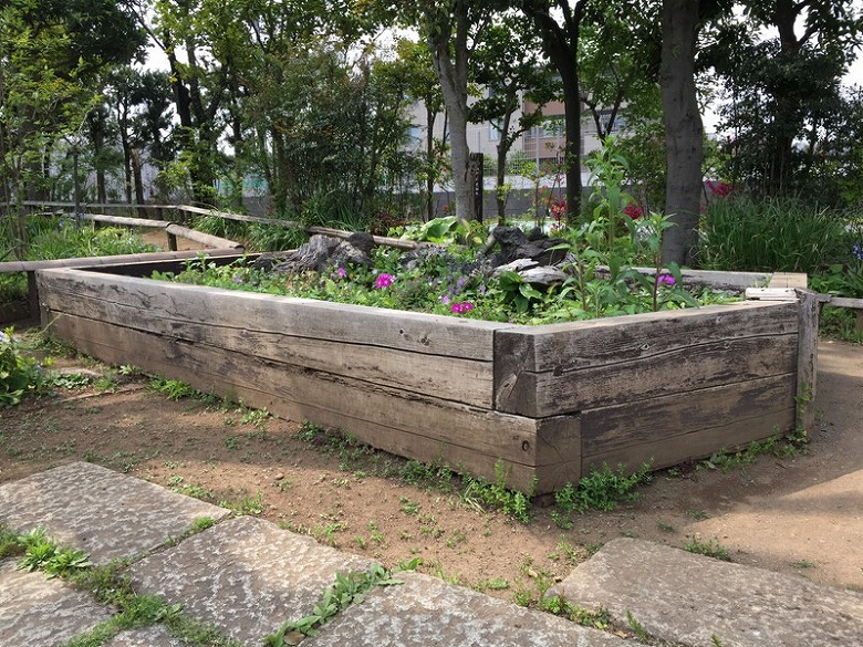 コンクリート枕木は庭づくりに向いている？魅力やメリット、デメリットを徹底解説sotokoko