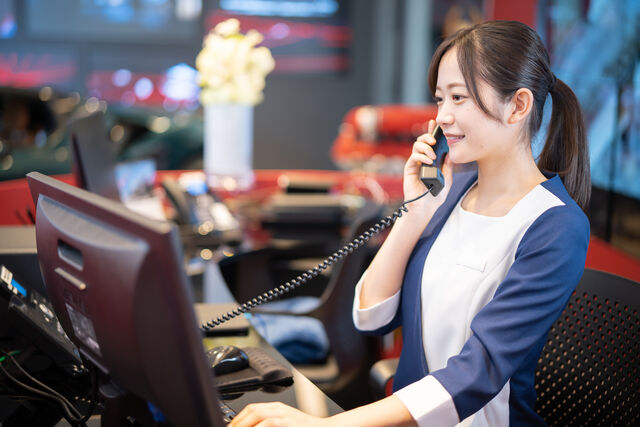 レセプションスタッフは、お客様をショールームへお迎えする最初のスタッフとなります。セールススタッフへとお取次する間にも、展示車のご紹介などで、お客様をおもてなしさせていただきます。親しみやすさと丁寧な対応で、お客様とお話をさせていただきます。 お困りの