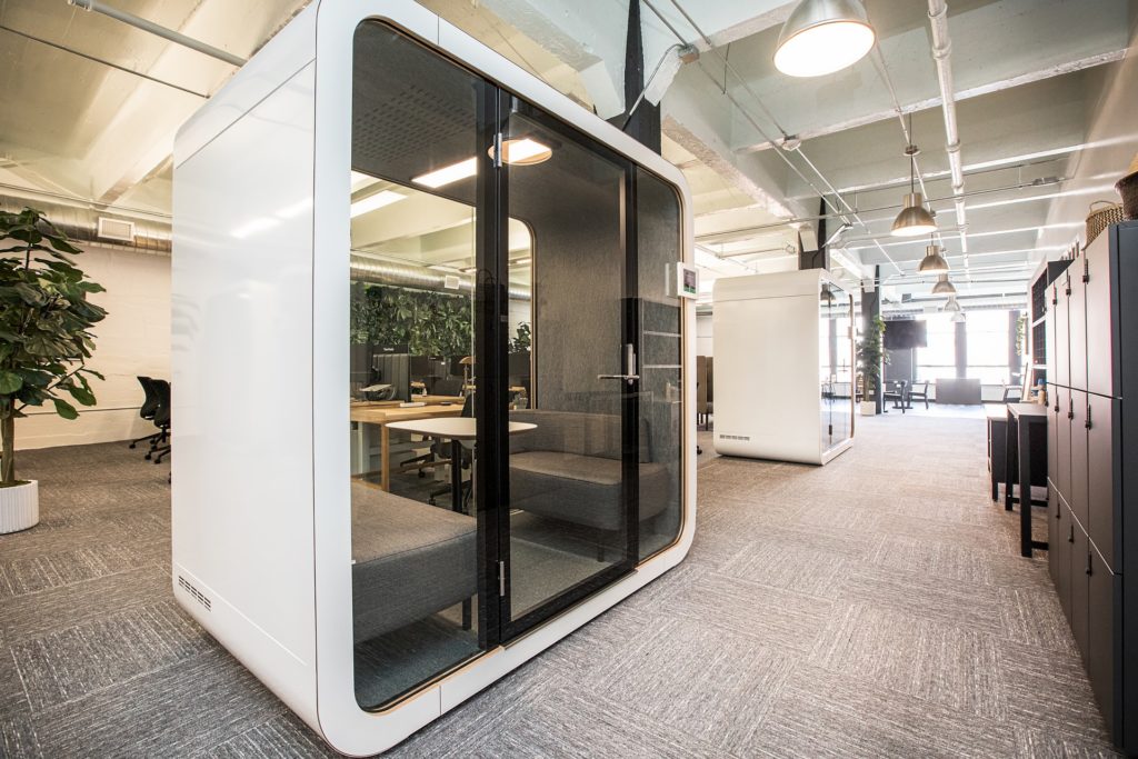 海外オフィスのような洗練された大人空間法律事務所のデザイン事例 - オフィスデザインの株式会社ワーク