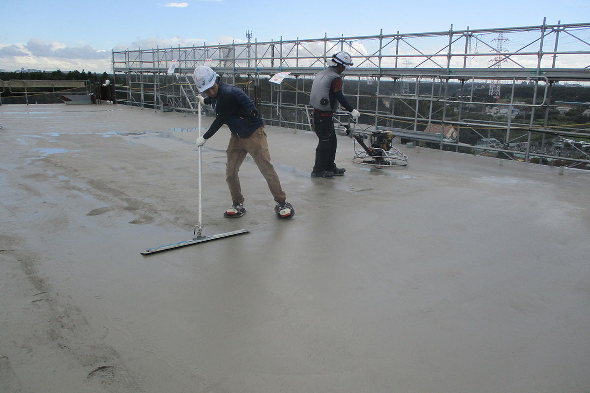 土間コンクリートトンボで平らに均します