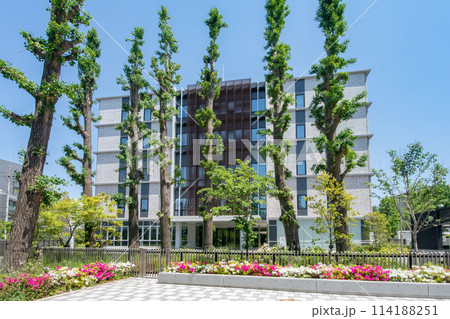 編集部ブログ 鈴木伸子さんが推す”シブいビル”「目黒区総合庁舎」をレポ