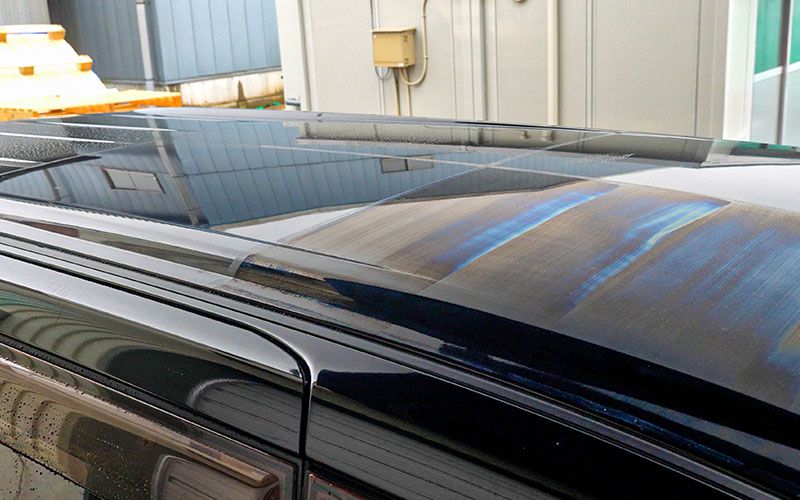 曇り、雨の日には、車の後ろの窓とフロントガラスのワイパーは集中豪雨の滴で覆われています。悲しみ。メランコリー。悪天候。の写真素材・画像素材 Image148726689