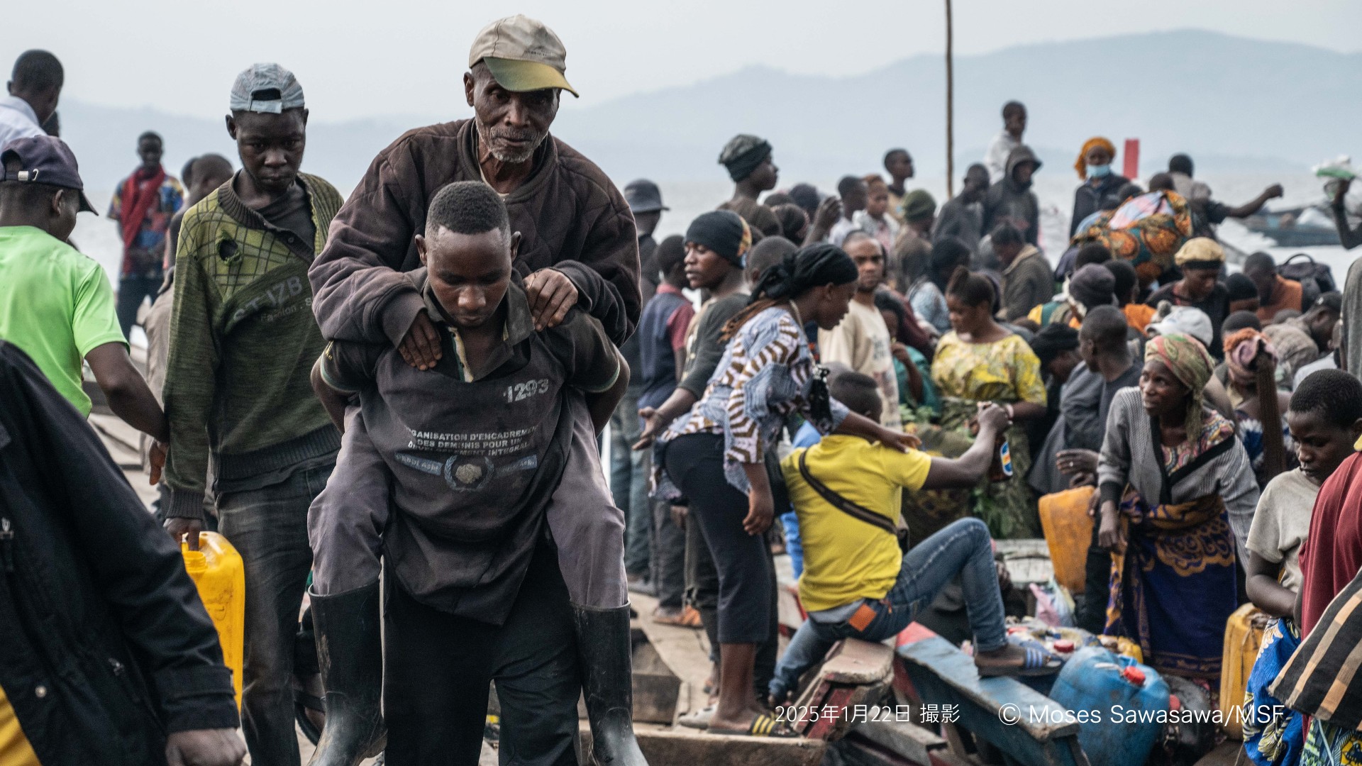 コンゴ民主共和国で、つかの間の平和な休息の一コマ。国連ＰＫＯの司令官のドス・サントス・クルス将軍が、コンゴ東部のゴマ近郊の町を視察し、武装勢力 がようやく一掃されたことを確認。子どもたちとこんなひと時を過ごせるのも、そのおかげです