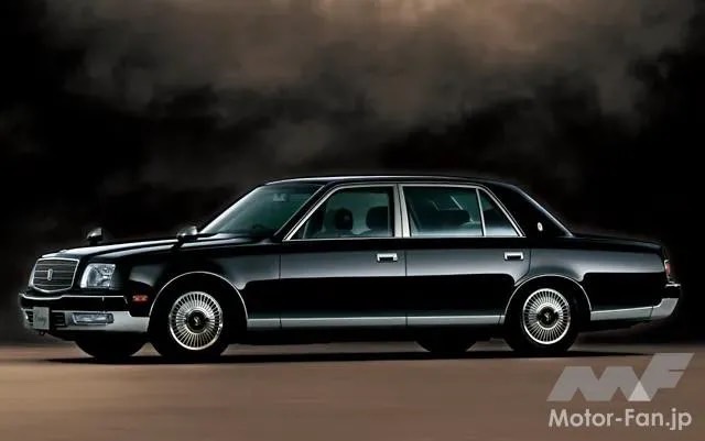 不幸にも黒塗りの高級車に追突してしまうカップル