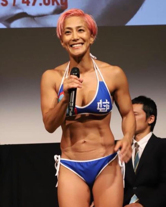 【RIZIN.45】“49歳”山本美憂、引退試合前に極小水着でバキバキボディ披露　息子・山本アーセンが献身的にサポート　『RIZIN.45』公開計量