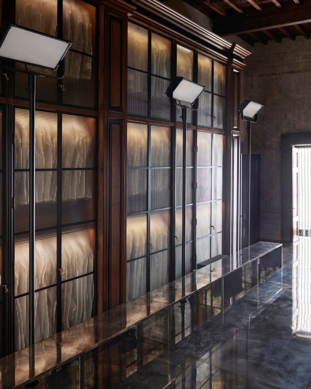 シャネル」が2025クルーズコレクションショーを伊・コモ湖畔で開催財経新聞