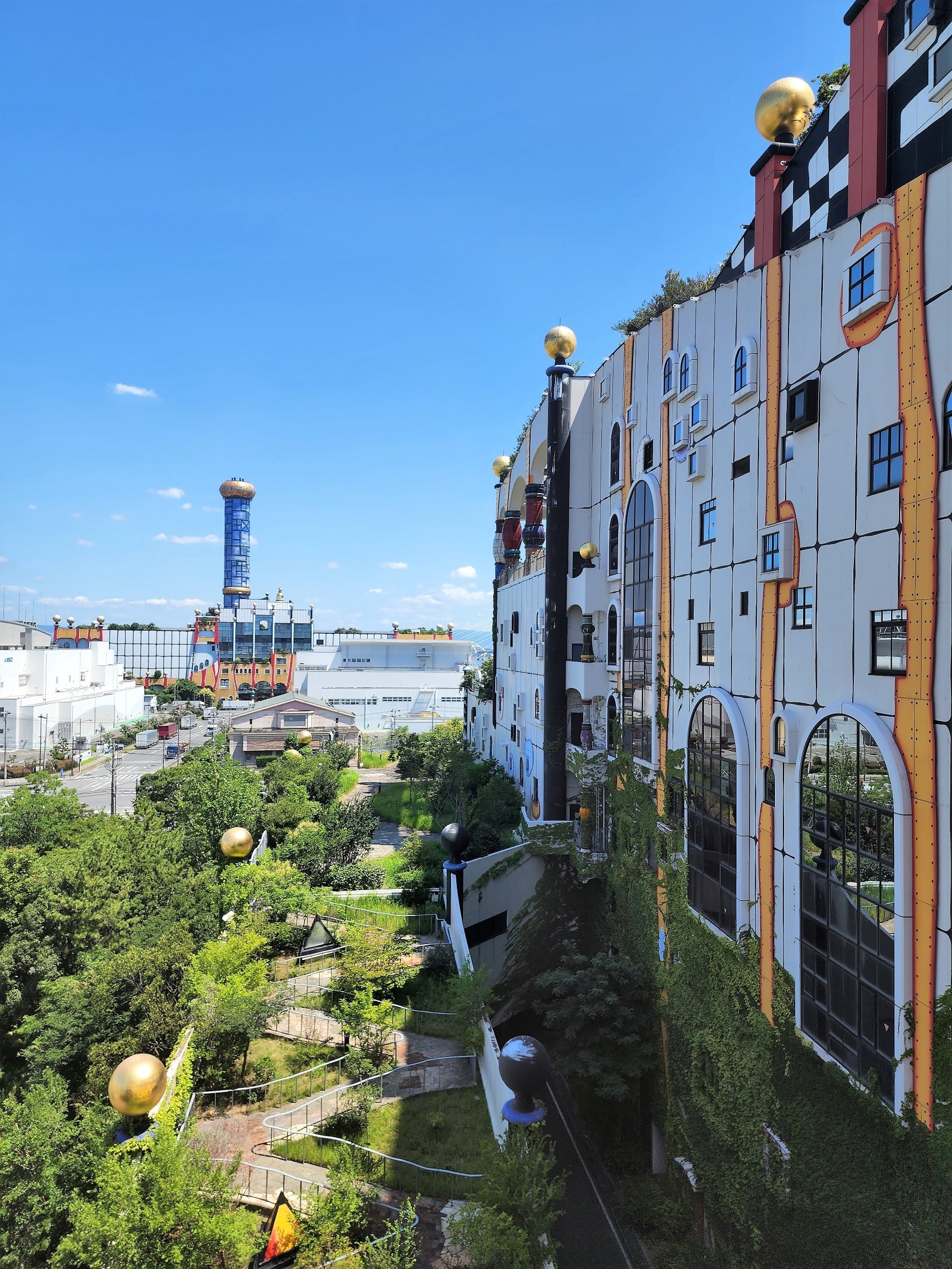 名建築を歩く F・フンデルトヴァッサー「大阪広域環境施設組合 舞洲工場」 大阪府ひつぞうとおサル妻の山旅日記