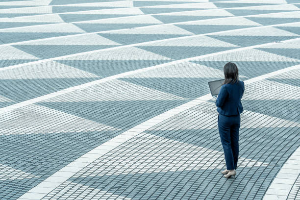 見上げるビジネスマンの俯瞰 07800024526 の写真・イラスト素材アマナイメージズ