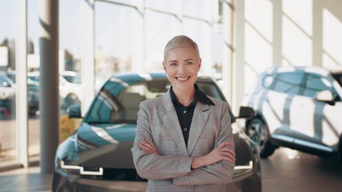 ディーラーで車を売る女性 — ストック写真 © nd3000148021771
