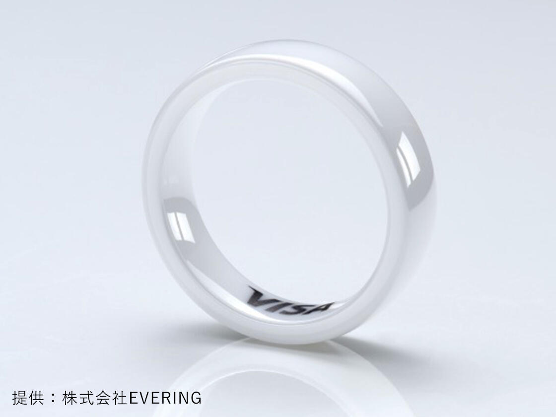 金の結婚指輪と利便性の概念の白で隔離されるクレジット カードPremium写真