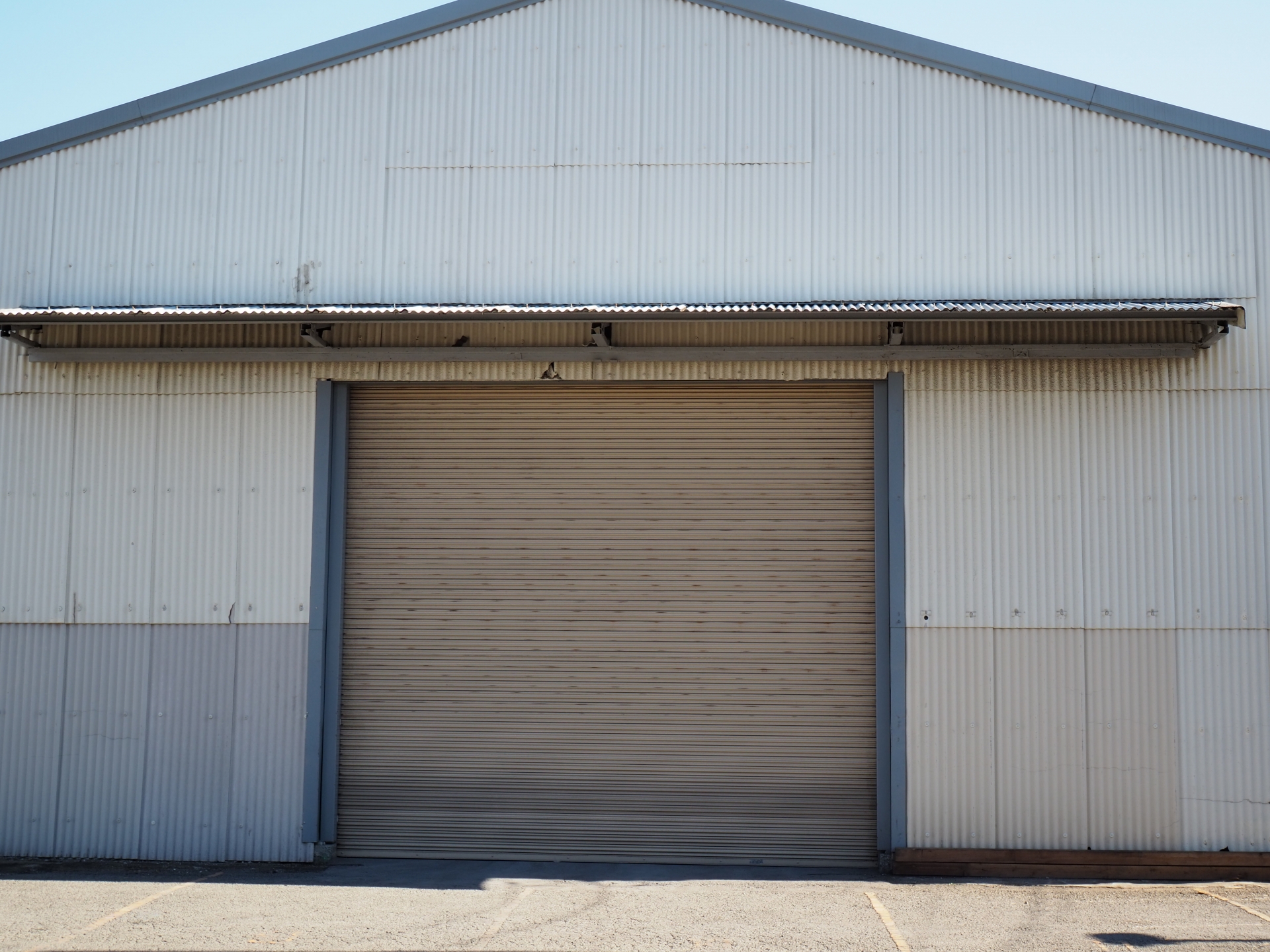 車庫・ガレージのシャッターのリフォーム 後付け・交換・修理・撤去 の費用は？1台〜3台用の「手動」「自動」相場をご紹介－リフォらん