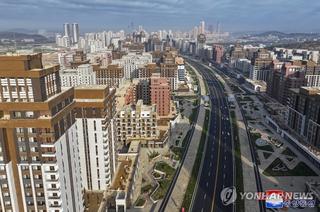 北朝鮮：国境の町から見る 変わらぬ風景、談笑する住民ら写真特集18 14毎日新聞