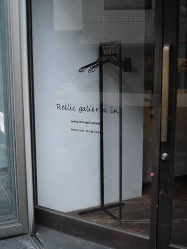 コストを抑えてリニューアル」カッティングシートで店舗を装飾。カッティングシール・看板製作 切り文字屋オッケイ