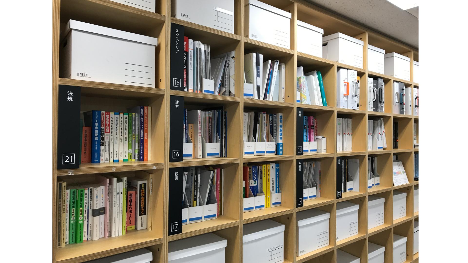 dショッピング パンフレットスタンド A4判 2列2段アクリル製 日本製 クリア パンフレット カタログ 雑誌 本 チラシ 冊子 収納スタンド ケース 台 卓上 アクリル 透明 オフィス 待合室 会社 商談スペース 簡単組立 おしゃれ 高級カテゴリ：収納グッズ その他の