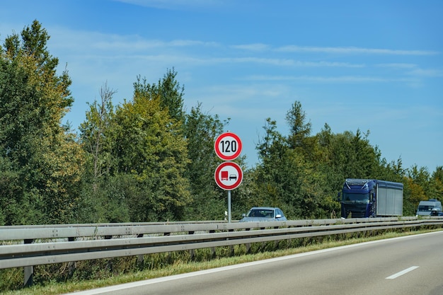 高速道路で撮影された１枚に驚きの声 道路標識をよく見ると ？ – grapeグレイプ