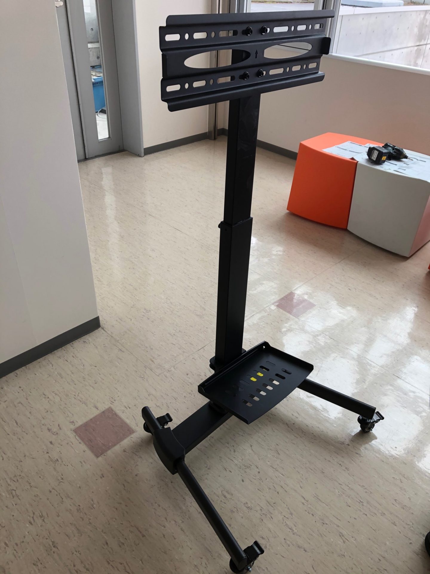 Amazon.co.jp: 電子黒板 会議室 ディスプレイ マルチタッチ 大型テレビ 4k対応 55インチ windows10ミーティングディスプレイ wifi接続 会議用 モニター 学校 ホワイトボード セミナー 企業 展示会 店舗 ロビー 看板 研修機関 web 会議用モニター キャスター付き55インチ