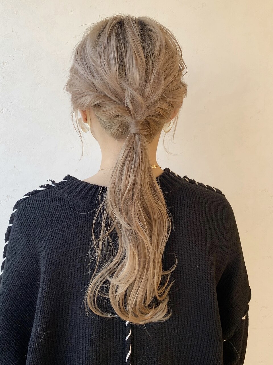 オフィスでも浮かずに垢抜けるヘアアレンジを紹介✨ 今日は新入社員でもオフィスで浮かない1つ結びアレンジを紹介💓 巻なし、ゴム1本の簡単アレンジです☺️🍒ポイント🍒 ◾髪留めは黒にすれば派手過ぎず、でもかわいい印象に✨ ◾きっちりと結んであげてからほぐすと