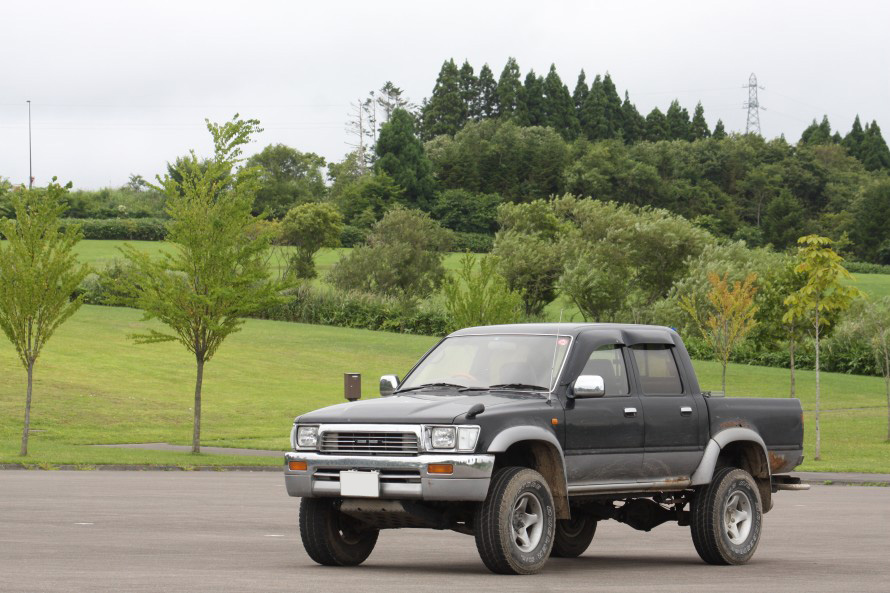 トヨタ 新型「ハイラックス」試乗＆燃費レポート 前時代的でも沢山の“夢”を積める - 価格.comマガジン