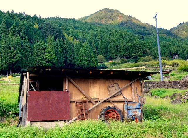 庭にDIYで単管パイプと波板の作業小屋を自作！廃材の木を足したらコスパ良くてかっこいい小屋になった！？yorozuno