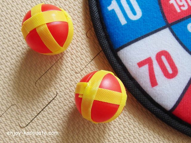 100円ショップダイソーのおもちゃ「ボールでダーツ」に興味津々な猫-ゆきお - r_nobuホームページのぶねこブログ