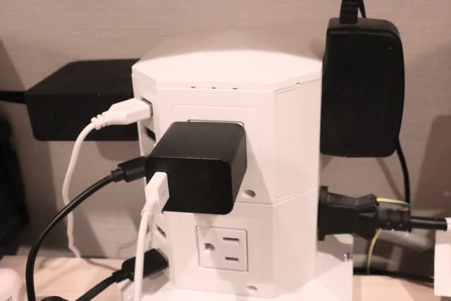 超至近距離に落雷した瞬間を撮影、部屋のコンセントが火花を吹いてパソコンのモデムが故障 - GIGAZINE