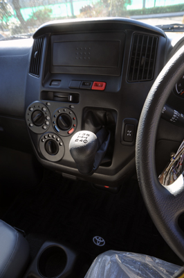 大型トラックの「謎の小部屋」何のため？ 地味に見かける「2階部分」使った人の感想は？ 内部はどうなってる？くるまのニュース