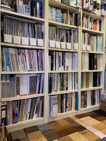 楽天市場 Ａ４ファイル マガジン 収納ラック 幅 40ｃｍ AT-R40 送料無料・日本製見せる収納 おしゃれ オープン ラック シェルフ スリム カタログ収納 店舗 オフィス 会社 法人 日本製 高さ調節可能 棚 可動式 カフェ 斜め 雑誌 書籍 新聞 漫画 : 快適収納の杜