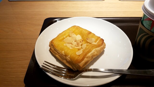 スイートポテトバー ¥297 @starbucks_j スタバ新作のお芋スイーツを食べてきました。さつまいものダイスはホクホクで甘く、お芋のペーストはねっとり柔らかい。キャラメルフィリングとさつまいもフィリングの相性も◎ 生地はしっとりスイートポテトのソフトクッキー