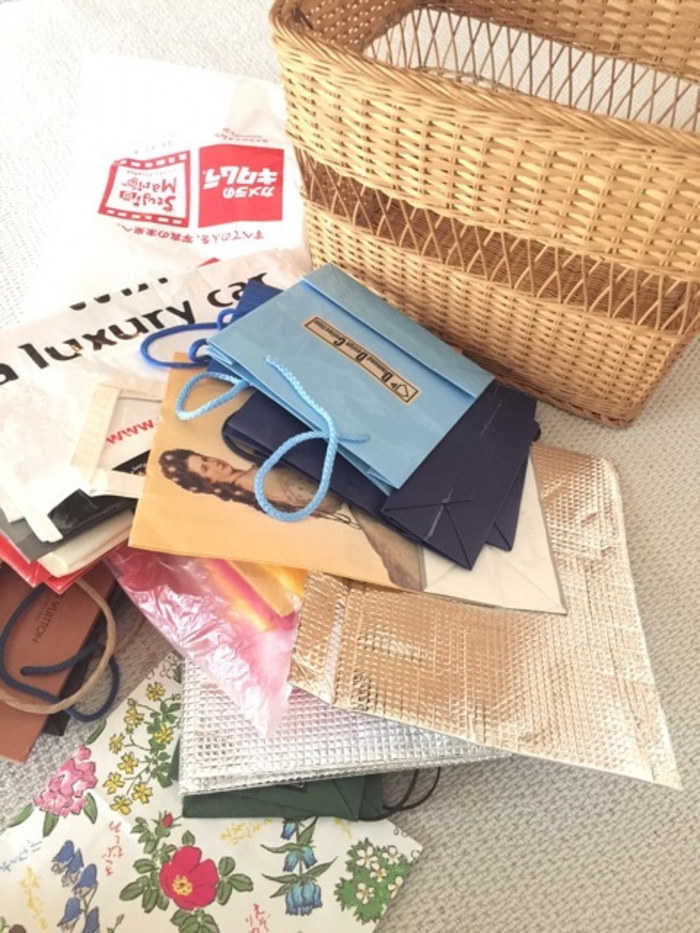 溜まった紙袋をすっきり収納するコツ！使い道アイデアも紹介COVEARTH MAGAZINE