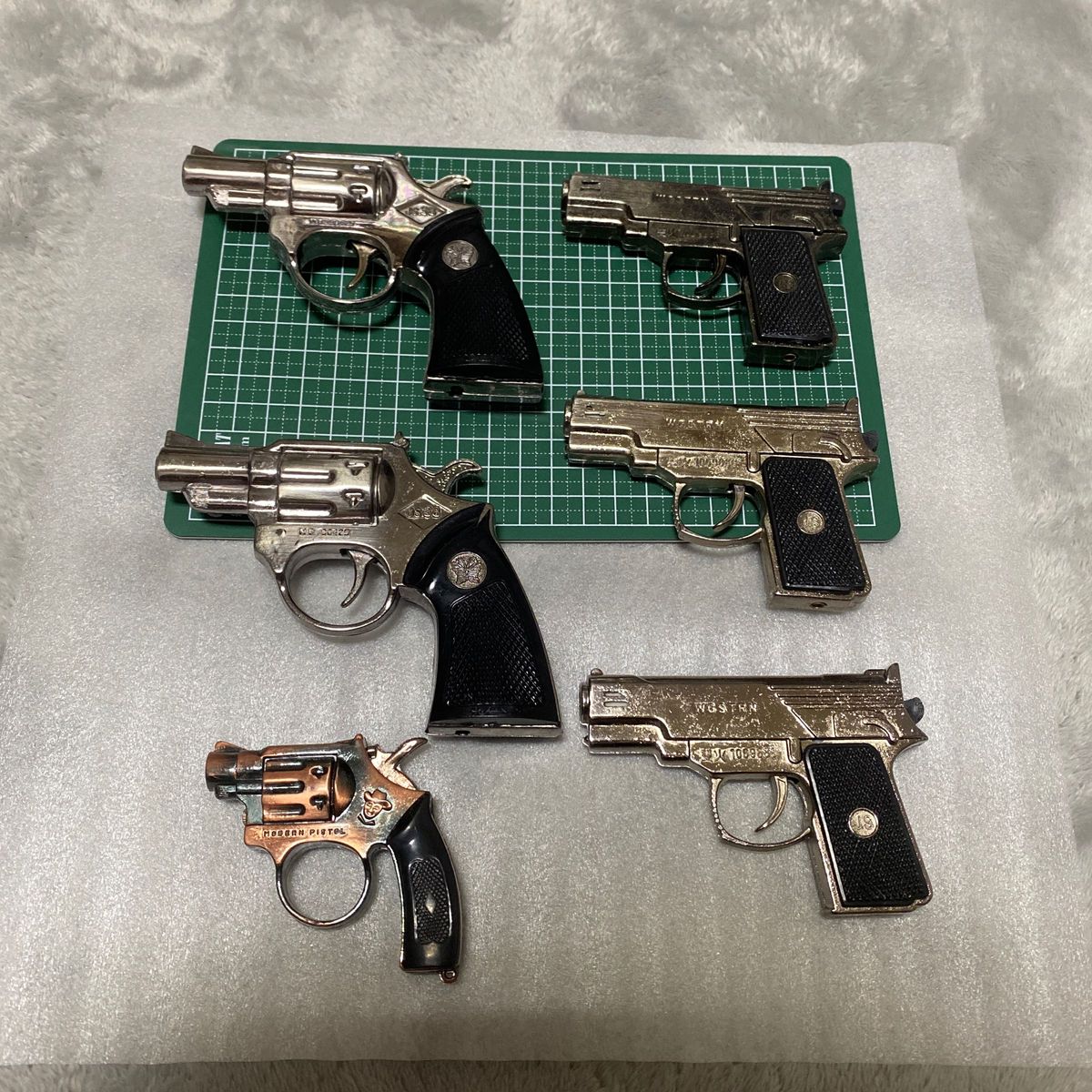 ギャングのメンバーはそれぞれ独自の回転式拳銃を持っているけど、アーサーの回転式拳銃にはこれが一番いいデザインだと思うんだよね。ヒーローパールグリップが付いたカウボーイ風のやつ。: r reddeadredemption