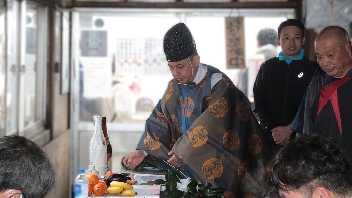 神社の禰宜たちが楽しく走る様子をお届け