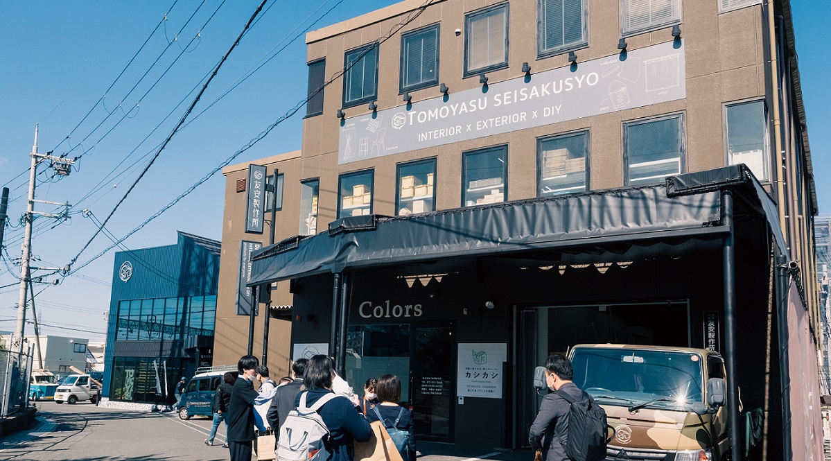 問屋さんが集まる浅草橋の路面店、DIYスペースのある「友安製作所Café」へことりっぷ