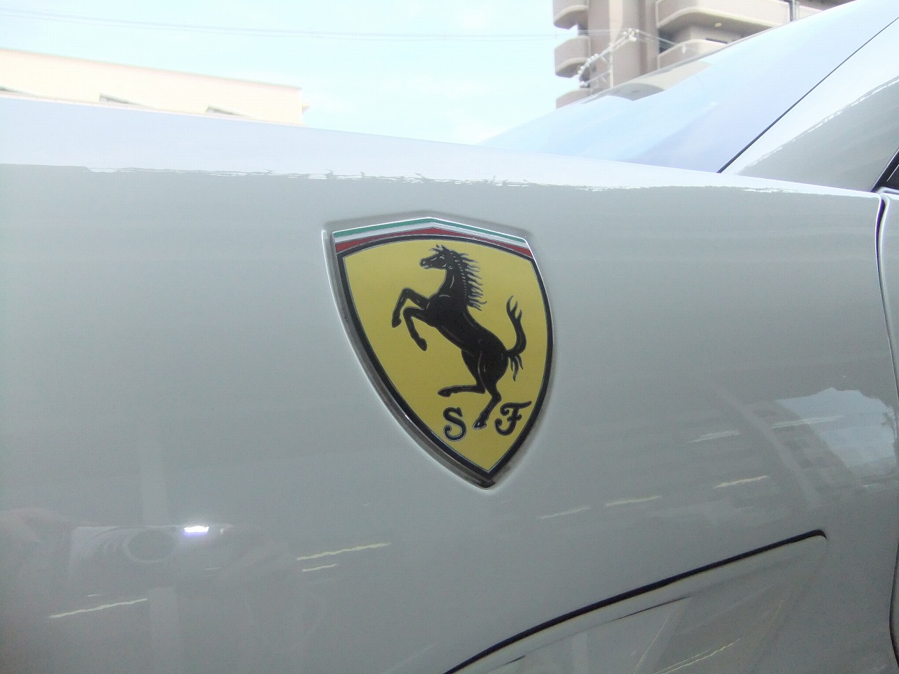 フェラーリとポルシェのエンブレム、跳ね馬のお話セグメントイノベーション株式会社 ‐高級車、高級腕時計、低コストの高級サービス‐