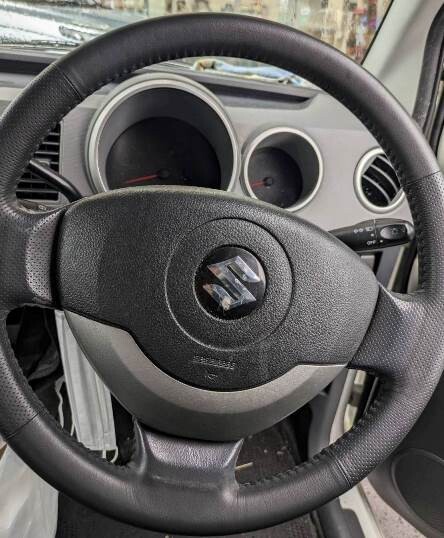 車道に飛び出す人にクラクションを鳴らす男性の手元の写真素材FYI03137741ストックフォトの QleanMarket キュリンマーケット