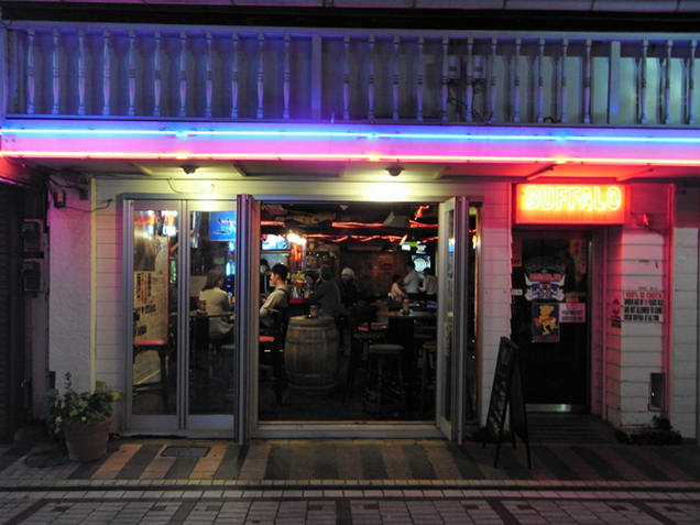 ドブ板通りに行ったら立ち寄りたい！山小屋風のバー『カドヤのバール』 マスター自慢の手作り酒とおつまみが絶品！newsYOKOSUKA軍港めぐり