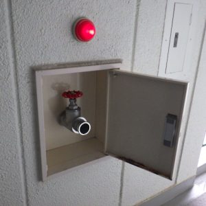 ホース格納箱とは？設置基準や使い方・買い替えの手順を解説建築×消防ラボ