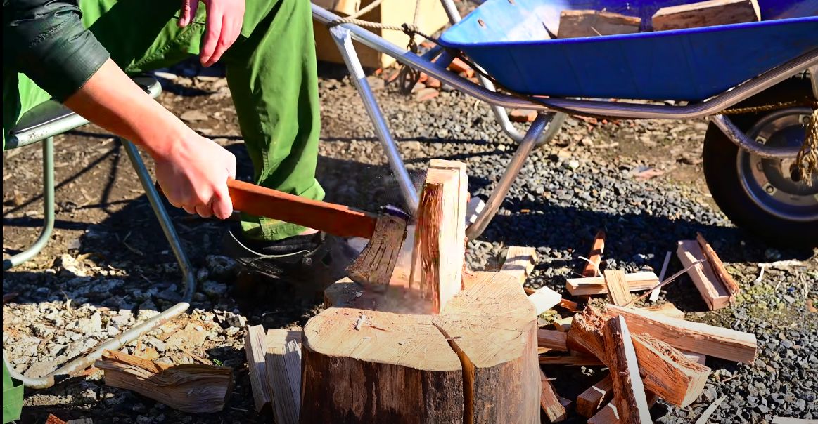 Amazon斧 薪割り手斧 キャンプ用品 鉈 ガーデン用手斧 380mmアウトドア 釣り 山歩き 園芸用 保護ケース付きおの