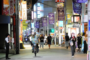 風営法施行日 歌舞伎町ホストクラブ看板6.28渡辺ミッチェル