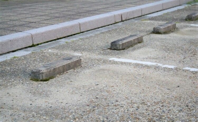 広い駐車場にはアスファルト舗装がおススメ スタンプコンクリート カーポート 佐久市安土倍組デザイナーズガーデン