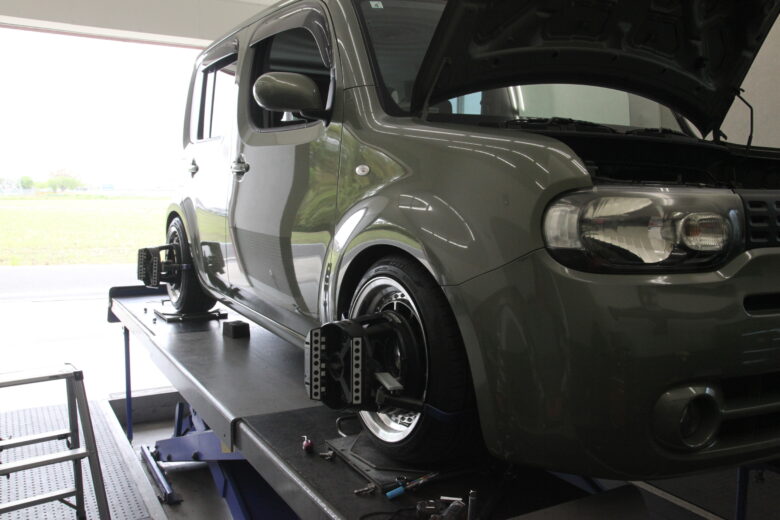 キューブ Z12 車高調取り付けと四輪アライメントカー用品持込取り付け専門店 フラットフィールド ・四輪アライメント・サスペンション交換