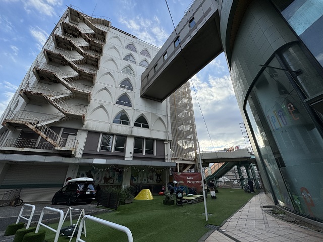 ◇そごう柏店・解体風景 柏駅前 愛着があり、大好きなこの建物、柏市民に惜しまれながら解体が始まってしまいました。また一つ、昭和が消えていきます。かつて、街のシンボルとして多くの人を集めたこの建物。ありがとう、さようなら、展望レストランFOR EVER。柏