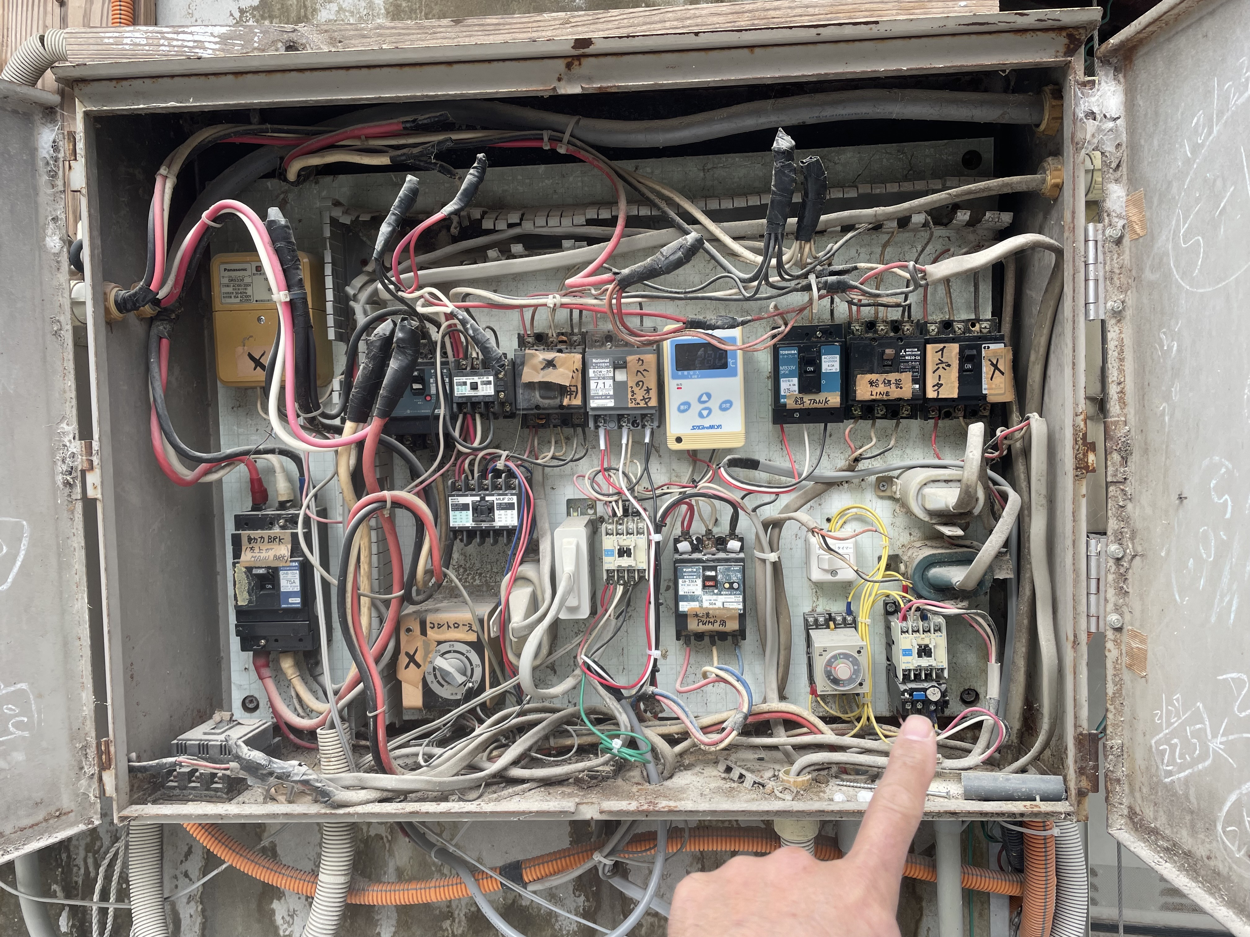 テレビ裏のぐちゃぐちゃした配線を隠すとスッキリしたシン40代一人暮らし生活と旅の記録