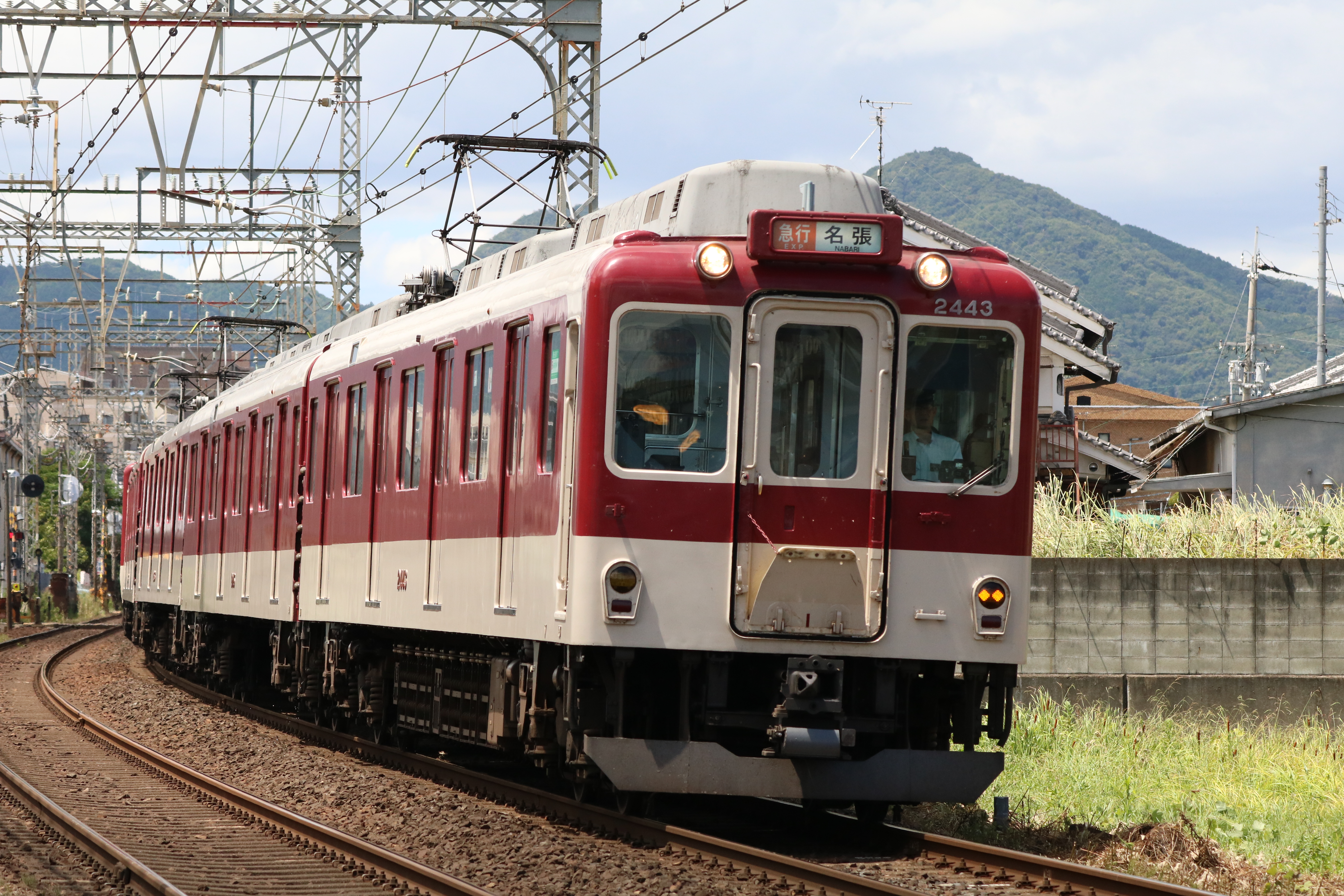 車の運転手は車外で無事 JRの踏切で特急列車とキャリアカーが衝突し乗客10人程ケガか 列車の窓ガラスが粉々に東海テレビNEWS