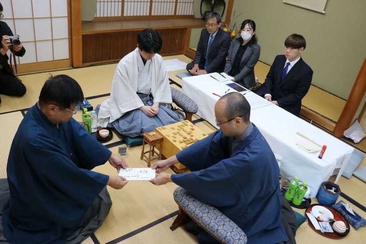 封じ手】渡辺明九段が４４手目を封じる 王位戦第３局／将棋 - サンスポ